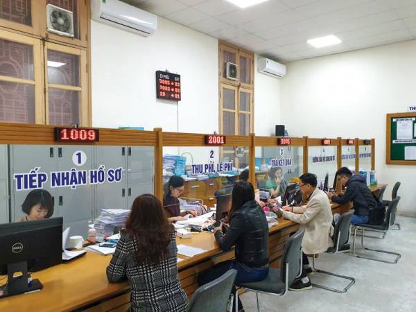 Bộ phận một cửa giải quyết thủ tục cấp giấy chứng nhận kinh doanh cho doanh nghiệp của TP. Hải Phòng làm việc rất chuyên nghiệp, văn minh. Ảnh: Thanh Sơn
