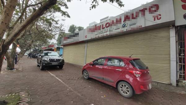 Rất nhiều cửa hàng, showroon xe hơi cũ đóng cửa suốt. Với tình hình dịch bệnh viêm phổi cấp đang có diễn biến phức tạp ở Hà Nội, nhiều chủ xe trông đứng, trông ngồi ngày mở bán trở lại