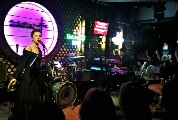 Các nghệ sĩ Nga biểu diễn tại phòng trà ở TPHCM, đêm 7/8/2020. (Ảnh: Trần Nguyên Anh)