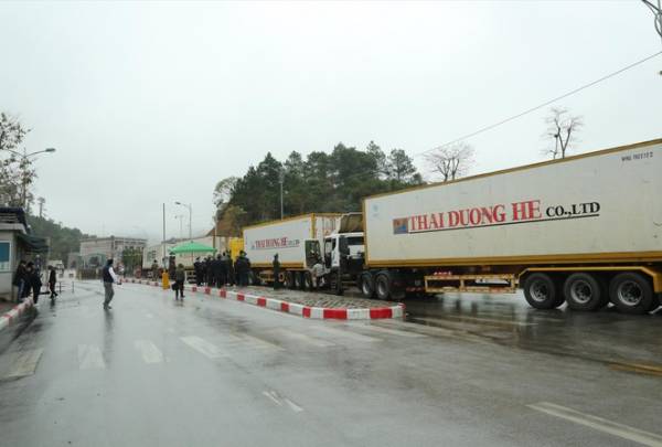 Xe hàng xuất khẩu qua cửa khẩu Hữu Nghị nhỏ giọt. Ảnh: Duy Chiến