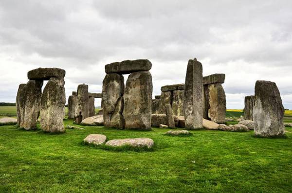 Những cột đá bí ẩn nặng hàng tấn ở Anh gây hoang mang cho các chuyên gia