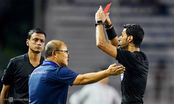 HLV Park Hang-seo phải tự trả tiền phạt cho tấm thẻ đỏ trong trận chung kết SEA Games 30. Ảnh: Đức Đồng
