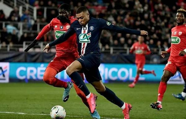 Mbappe (phải) ghi 24 bàn mùa này. .