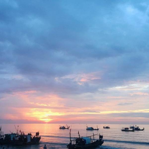 Bãi biển Hải Tiến (Thanh Hóa) mang vẻ đẹp yên bình và được xem là một trong những bãi biển sạch nhất ở xứ Thanh. Ảnh: @boole99a