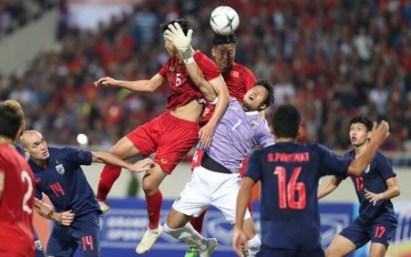 Theo HLV Nguyễn Thành Vinh, đội tuyển Việt Nam có thể đá ngang ngửa với Thái Lan, nhưng xét về cá nhân từng cầu thủ, chúng ta vẫn còn thua kém về chiến thuật, kỹ năng, tư duy chơi bóng