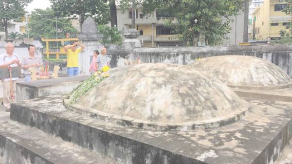 Mộ song táng tả quân Lê Văn Duyệt và chánh thất Đỗ Thị Phấn hình bán noãn