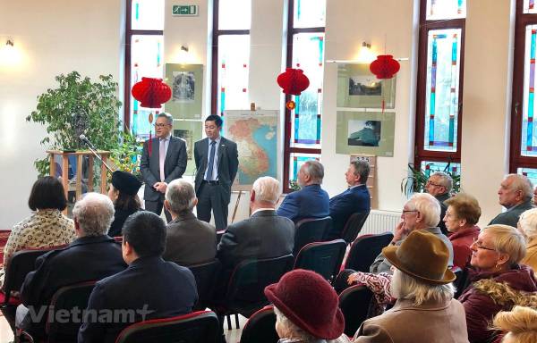 Quang cảnh khai mạc triển lãm.