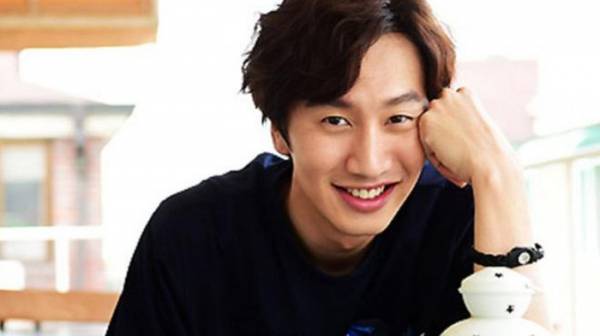 Lee Kwang Soo phải phẫu thuật vì chấn thương ở chân sau tai nạn xe hơi.