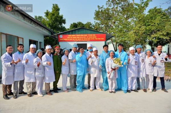 Chiều 18/2, Phòng khám đa khoa khu vực Quang Hà (Bình Xuyên, Vĩnh Phúc) đã tổ chức lễ xuất viện cho 2 nữ bệnh nhân nhiễm virus COVID-19. (Ảnh - Phương Thảo).