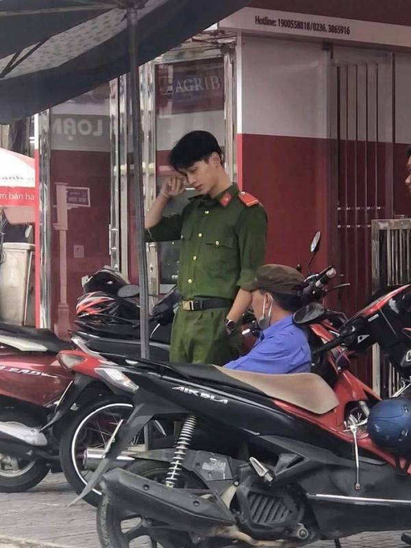 Vô tình lọt vào ảnh, chàng cảnh sát vô tình khiến chị em đòi ‘rụng trứng’