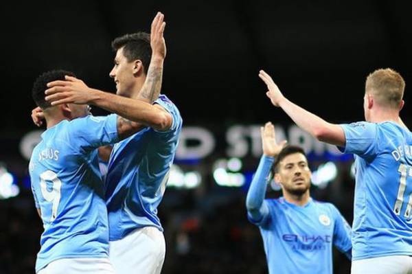 Các cầu thủ Man City ăn mừng bàn thắng mở tỉ số của Rodrigo