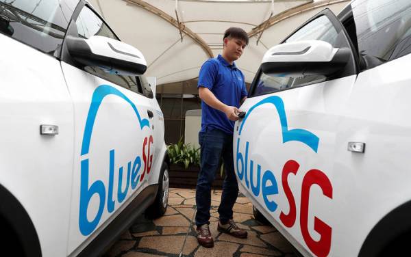 Xe của hãng chia sẻ xe điện BlueSG đỗ ở một trạm sạc tại Singapore. (Ảnh: Reuters)