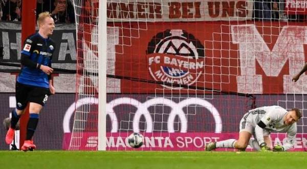 Manuel Neuer có một trận đấu thảm họa trước Paderborn. Ảnh: Reuters.