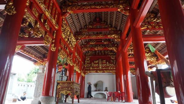 Toàn bộ các mảng chạm khắc và cột ở tiền bái của đình Trùng Hạ đã bị sơn son thếp vàng