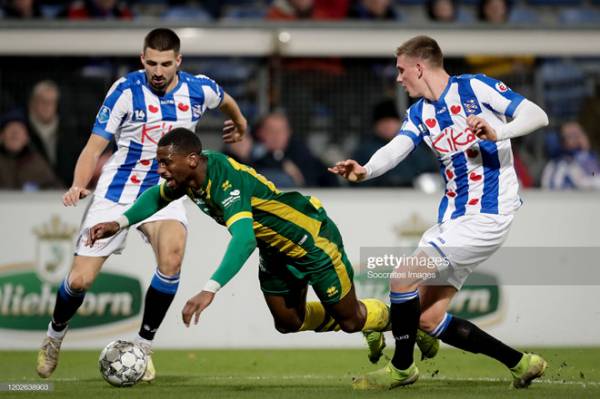 Hàng phòng ngự CLB Heerenveen chơi kém nhưng HLV Jansen vẫn chưa trao cơ hội cho Văn Hậu