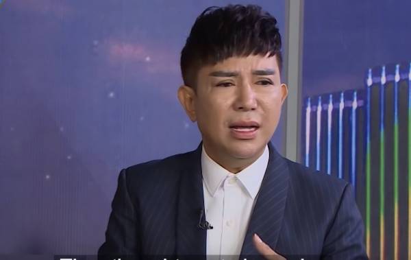 Ca sĩ Long Nhật trong chương trình Ký Ức Tươi Đẹp