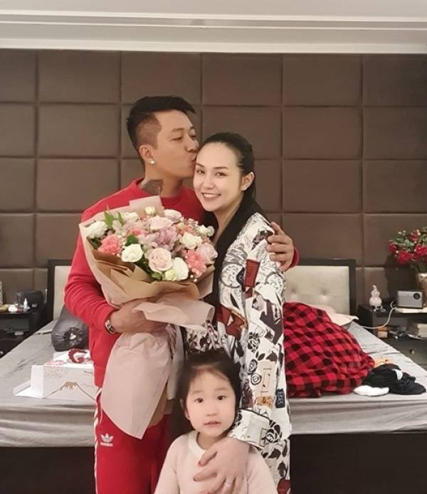 Tuấn Hưng tặng quà Valentine cho vợ hôm 14/2.