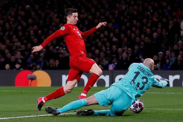 Lewandowski góp công trong cả ba bàn thắng của Bayern. Ảnh: Reuters.