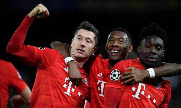 Lewandowski chia vui cùng David Alaba và Alphonso Davies sau khi ghi bàn. Ảnh: Reuters.