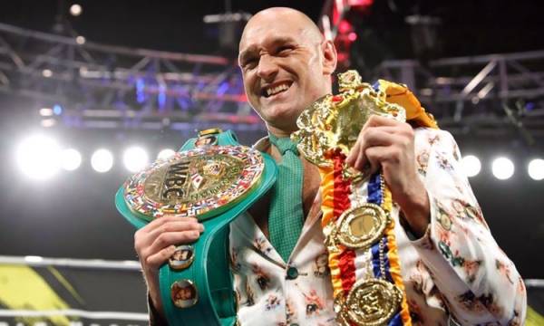 Tyson Fury khoe chiếc đai WBC thế giới vừa giành được cuối tuần trước. Ảnh: Reuters.