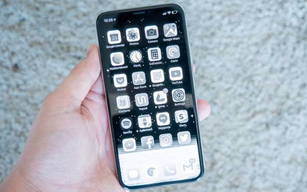 Chuyển màn hình hiển thị về hệ màu xám khiến điện thoại không còn “hấp dẫn” như trước và chưa kể đến nó còn giúp tiết kiệm pin. (Ảnh: Mobilesyrup)