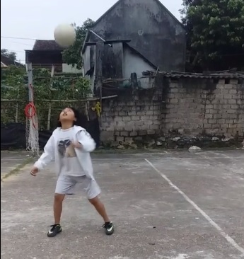 Bé gái xứ Nghệ tâng bóng 700 lần, ngôi sao ĐT Việt Nam bình luận bất ngờ