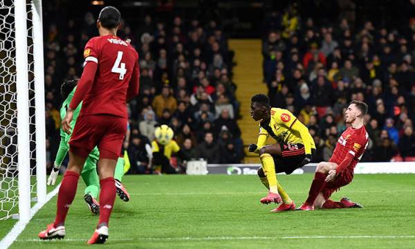 Sarr (áo vàng) mở tỷ số bằng cú dứt điểm cận thành. Ảnh: REX.