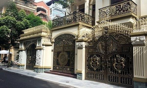 Biệt thự sang trọng có cổng làm từ nhôm đúc mạ đồng không hiếm ở Hà Nội. Tuy nhiên, ở một góc phố Trung Kính (Cầu Giấy, Hà Nội) người đi đường sẽ ngạc nhiên không thôi vì 3 căn biệt thự