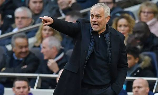 Mourinho tức giận với nhiều tình huống phòng ngự hớ hênh của các học trò. Ba bàn thua trước Wolves hôm nay khiến Tottenham thủng lưới tới 21 lần chỉ trong 16 trận Ngoại hạng Anh tính từ khi Mourinho v