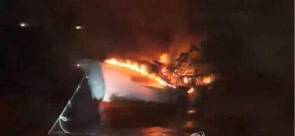 Hãng thông tấn Hàn Quốc Yonhap đăng ảnh tàu cá bốc cháy dữ dội ngoài khơi đảo Udo, gần đảo Jeju - Ảnh: YONHAP