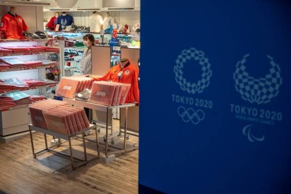 Ảnh chụp một cửa hàng bán quà lưu niệm Thế vận hội Mùa hè 2020 vắng khách vì Covid-19 tại Tokyo hôm 3-3. Ảnh: REUTERS