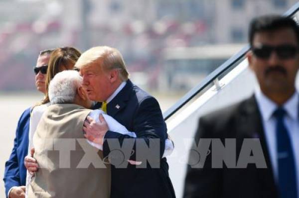 Thủ tướng Ấn Độ Narenda Modi (trái) đón Tổng thống Mỹ Donald Trump tại sân bay quốc tế Sardar Vallabhbhai Patel.