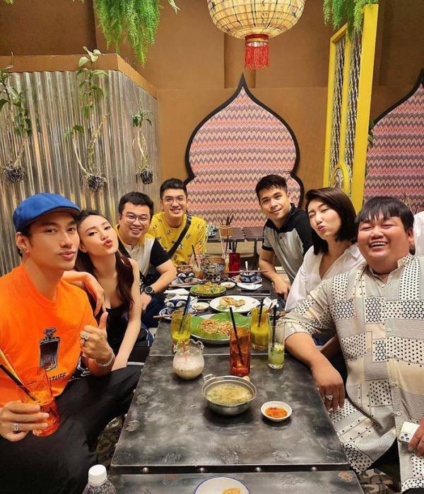 Sau khi phủ nhận hẹn hò, Thúy Ngân và Trương Thế Vinh thoải mái đi ăn cùng bạn bè