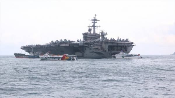 Tàu sân bay USS Theodore Roosevelt (CVN-71) neo tại vịnh Đà Nẵng Ảnh: Nguyễn Thành