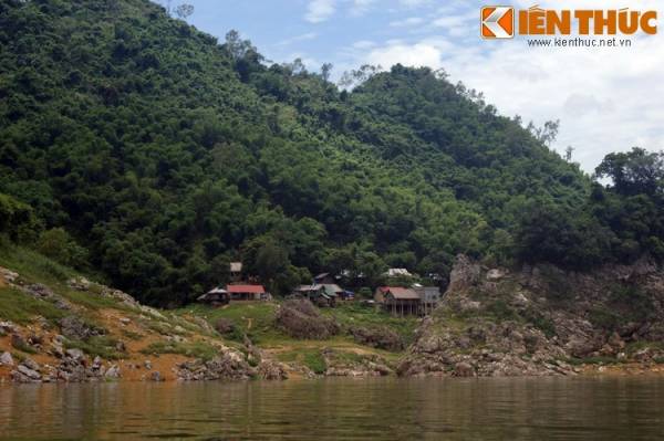 Nằm cách Hà Nội khoảng 100 km, Thung Nai là một xã nằm bên hồ thủy điện sông Đà, thuộc huyện Cao Phong, tỉnh Hòa Bình. Nhiều thập niên về trước, khu vực này là một vùng đồi núi lởm chởm, nơi