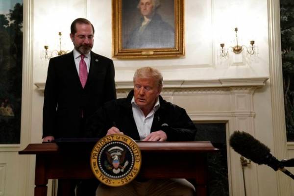 Tổng thống Mỹ Donald Trump ký thông qua dự luật ngân sách. (Ảnh: Reuters)