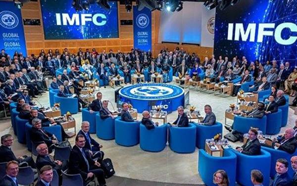 Các chuyên gia họp bàn về kinh tế toàn cầu. Ảnh News1English