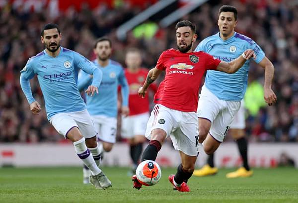 Gundogan (trái) lép vế trước Fernandes trong trận derby Manchester hôm 8/3. Ảnh: Reuters.