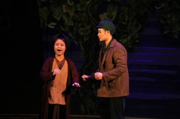 Dù còn rất trẻ song các nghệ sĩ như Kim Ngân và Tuấn Hiệp đã khiến khán giả rơi nước mắt khi hóa thân vào những nhân vật vai diễn mẹ Lê, anh Lê trong vở tuồng “Tình mẹ”. Ảnh: Bình Thanh.