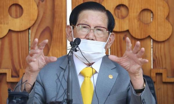 Giáo chủ Tân Thiên Địa Lee Man-hee tại cuộc họp báo ở Gapyeong, Hàn Quốc ngày 2/3. .