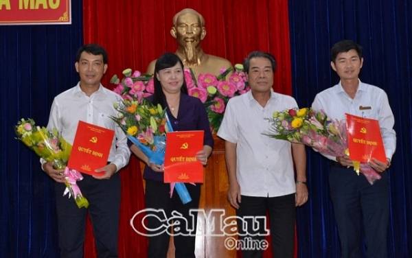 Các nhân sự mới nhận quyết định của Ban Bí thư Trung ương Đảng (Ảnh: Báo Cà Mau)