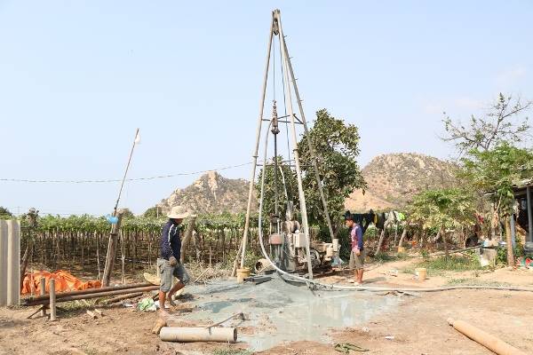 Nông dân huyện Ninh Hải khoan giếng tìm nước chống hạn. Ảnh: CTV Khoa Lê