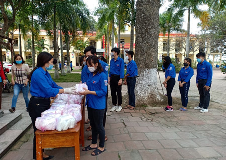 Phát khẩu trang phòng, chống dịch cho HS THPT khi quay lại trường học tập.