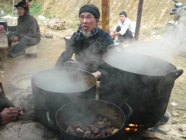 Ông Tráng A Vu đang nấu ba nồi thắng cố cho kịp phục vụ thực khách.