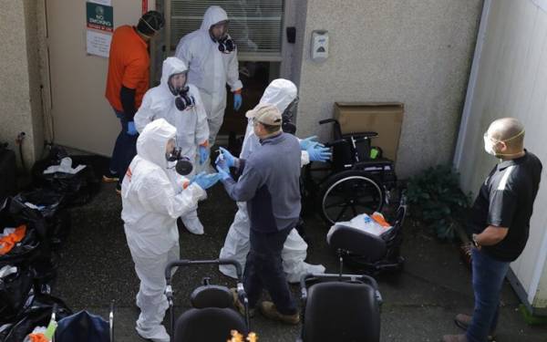 Hoạt động vệ sinh khử trùng phòng dịch bệnh tại một trung tâm chăm sóc sức khỏe ở Mỹ. Ảnh: AP.