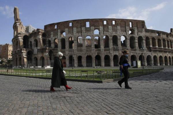 Đấu trường Colosseum vắng vẻ tại Rome hôm 15/3 giữa lúc Italy tiếp tục duy trì lệnh phong tỏa trên cả nước để chống dịch. Ảnh: AP.