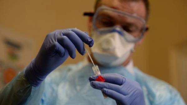 Hungary có ca tử vong đầu tiên do Covid-19, Áo hạn chế đi lại