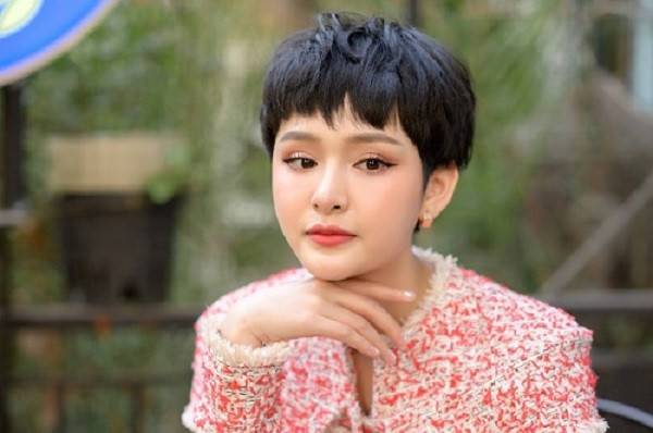 Kiểu tóc ngắn màu đen cổ truyền.