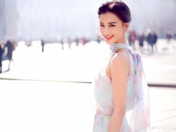 Huỳnh Thánh Y được khán giả ngợi khen khi đóng Bên tóc mai không phải hải đường hồng.