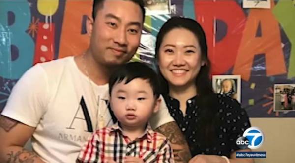 Vợ chồng Ted Le, Chloe Nguyen và con trai Kendrick. Ảnh: ABC NEWS